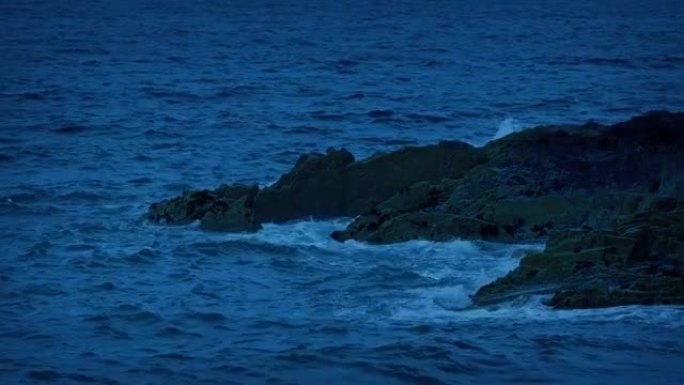 黄昏时海中的危险岩石