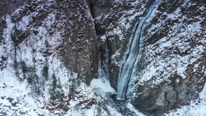 瀑布在冰雪中顽强地流淌