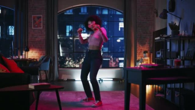 在未来的霓虹灯发光眼镜中跳舞的多民族年轻拉丁女性的肖像，在阁楼公寓的家中举行派对。为社交媒体录制有趣