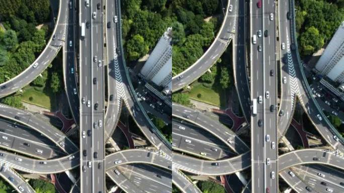 繁忙道路交叉口鸟瞰图