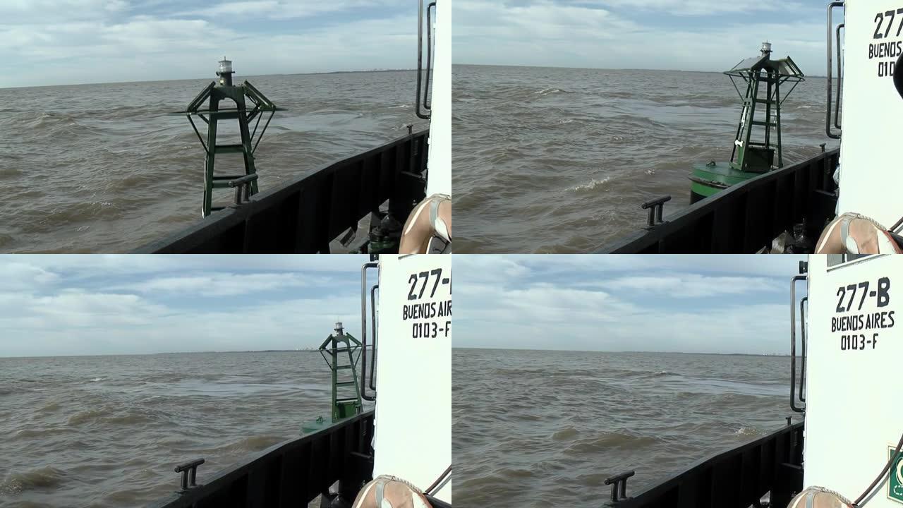 安全水标的安装。船在南美阿根廷布宜诺斯艾利斯附近的里约热内卢拉普拉塔河部署浮标。