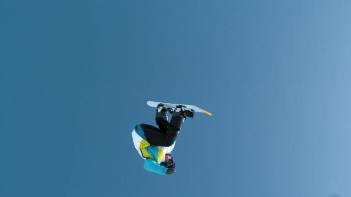 慢动作: 运动男滑雪者做了一个很棒的旋转抓斗技巧。