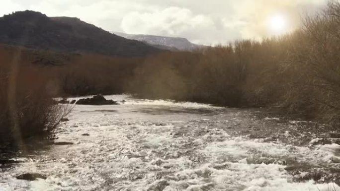 一条快速流动的冰川河流，在南美洲阿根廷巴塔哥尼亚的岩石上冲向摄像机。