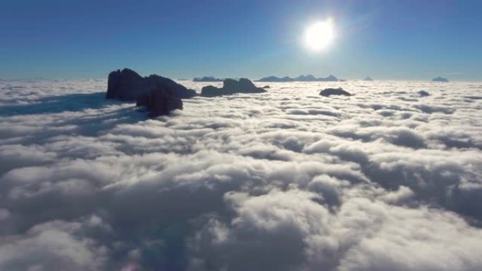 空中飞越云层穿云霞云朵彩云太阳光时间流逝