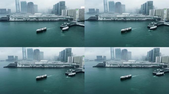 香港雾天中的渡轮香港金融中心CBD城市航
