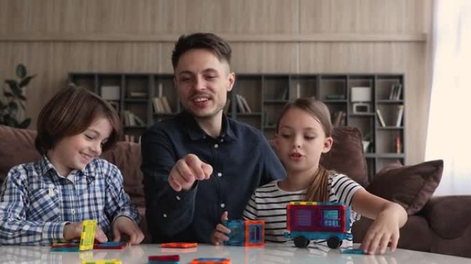 父亲和孩子一起建造创意车玩磁性建造师