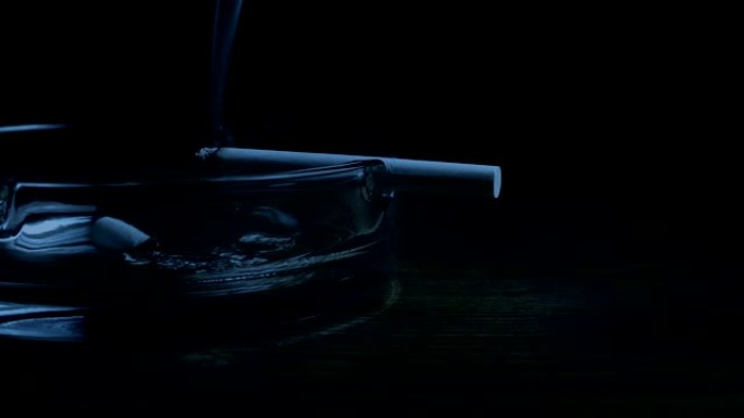 暗室烟灰缸里的香烟