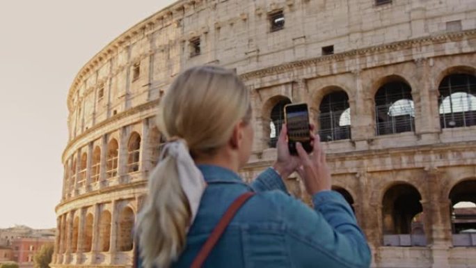 SLO MO女游客为罗马著名的斗兽场拍照