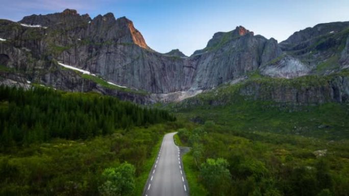 挪威之路驶向陡峭的山脉-鸟瞰图