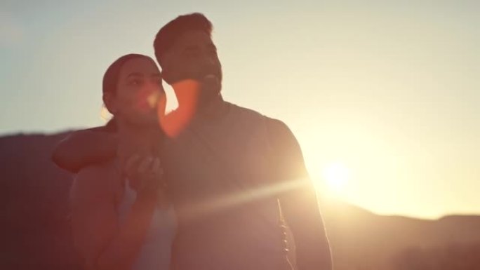 一对年轻夫妇在日落时分在乡下跑步的4k视频片段