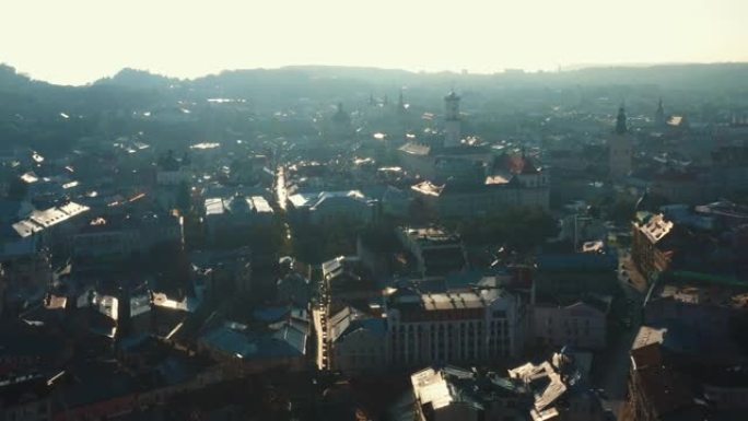 和平的夏季日出时，乌克兰欧洲老城利沃夫历史中心的壮丽空中背景。
