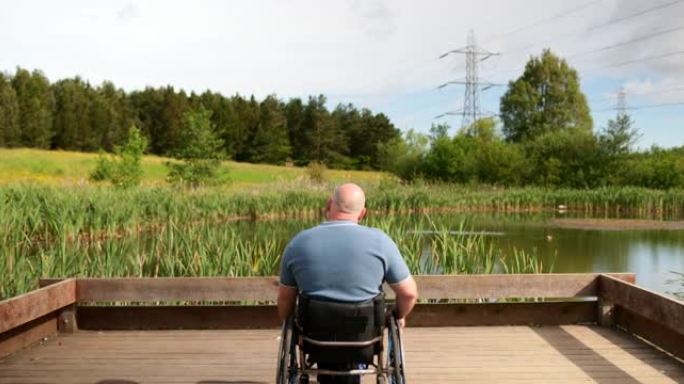 公园里的宁静残疾人士残联关爱残疾人