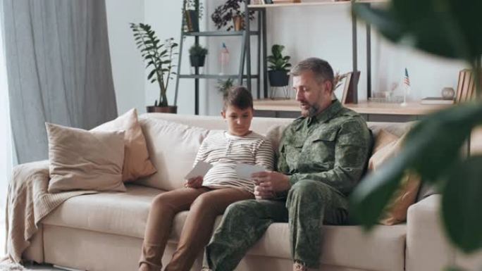 退伍军人与儿子分享部署故事