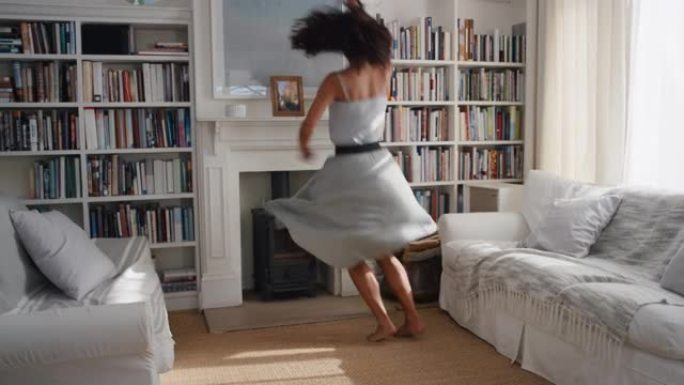 快乐跳舞的女人庆祝胜利跳舞享受成功在家穿着漂亮的裙子4k