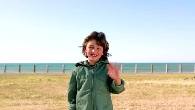 孩子，男孩或在暑假或休假期间在海滩，大海或海洋中挥舞着视频通话，博客或vlog。肖像、微笑或快乐的孩