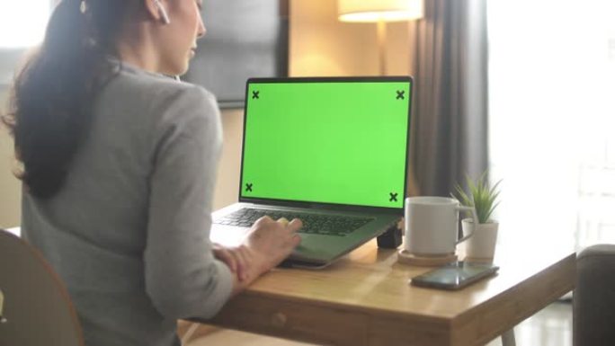 女人在家使用笔记本电脑绿屏