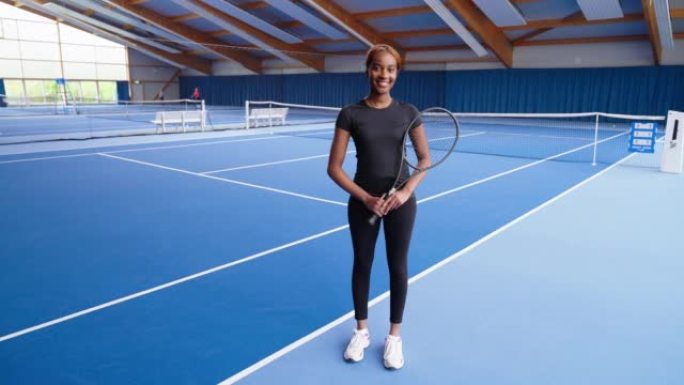 一名自信的非洲女子网球运动员在球场上的肖像