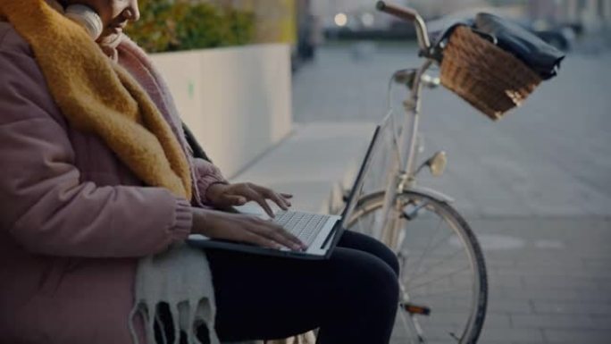 DS年轻的黑人妇女开始在城市的笔记本电脑上工作