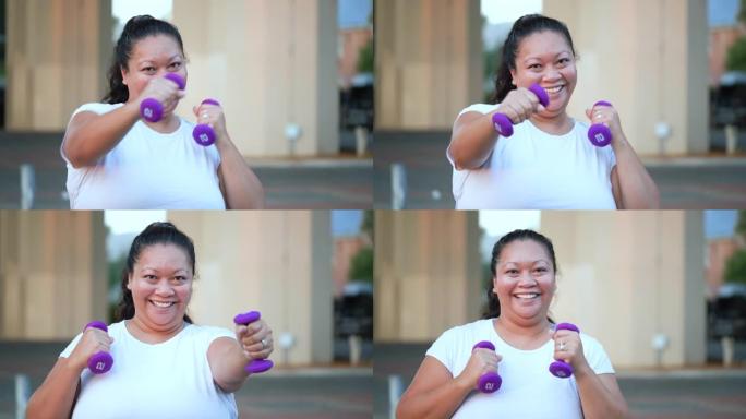 太平洋岛民妇女用哑铃锻炼