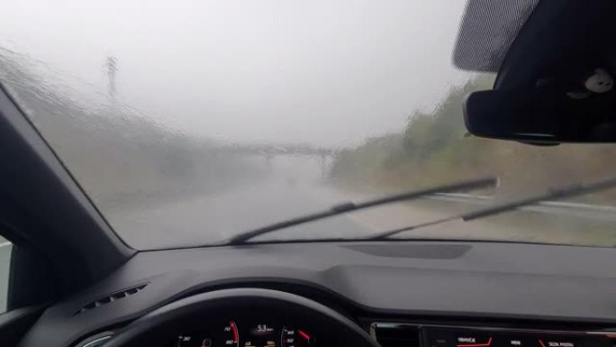 POV: 在夏季暴雨期间，小心地沿着空旷的高速公路行驶。