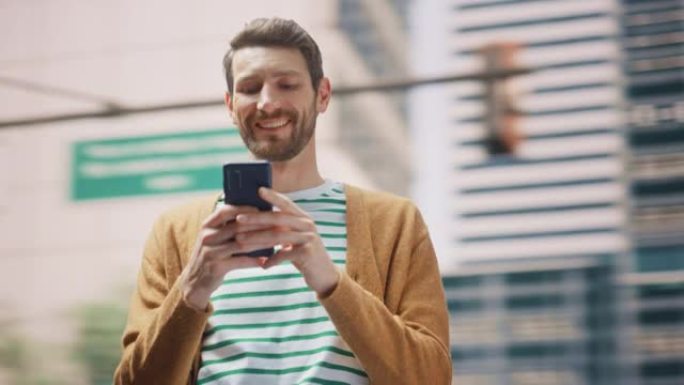 360度街道拍摄: 在大城市使用智能手机的高加索人的肖像。创意专业使用手机App进行电子商务网上购物
