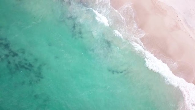 鸟瞰图热带海滩和白色沙滩和蓝色大海的波浪