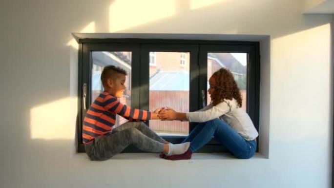 兄妹情缘坐在窗台上童年时光玩游戏