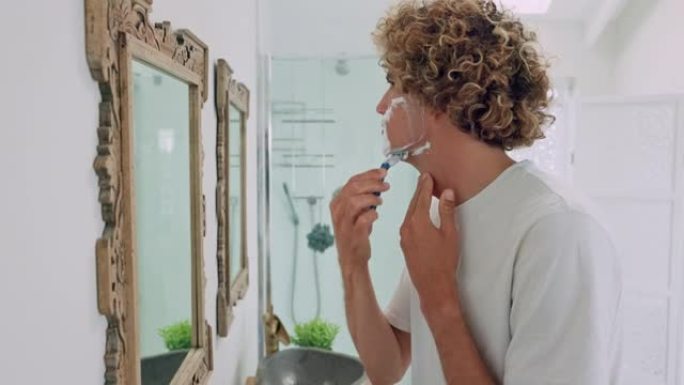 男人，面部或在浴室镜子中剃须，用于早晨的日常美容，保健或卫生维护。用于脱毛清洁或面部护肤产品的剃须刀