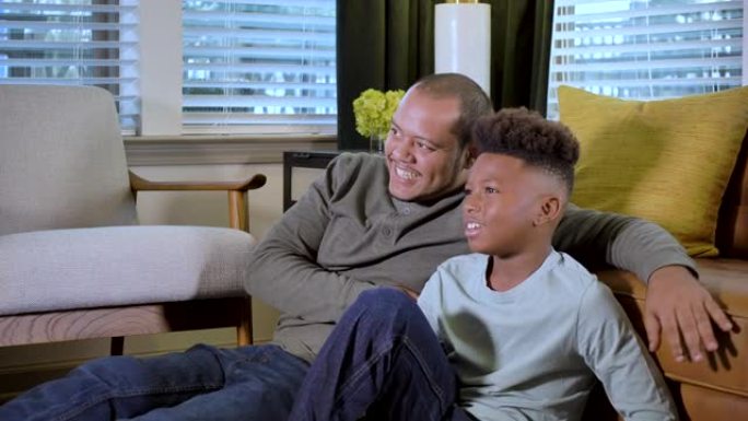 多种族男孩和继父在家看电视