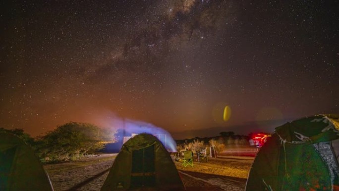 MS Time lapse星空在非洲纳米比亚沙漠的露营地帐篷上