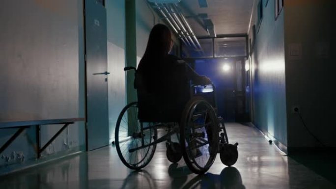 WS女病人坐在诊所走廊的轮椅上