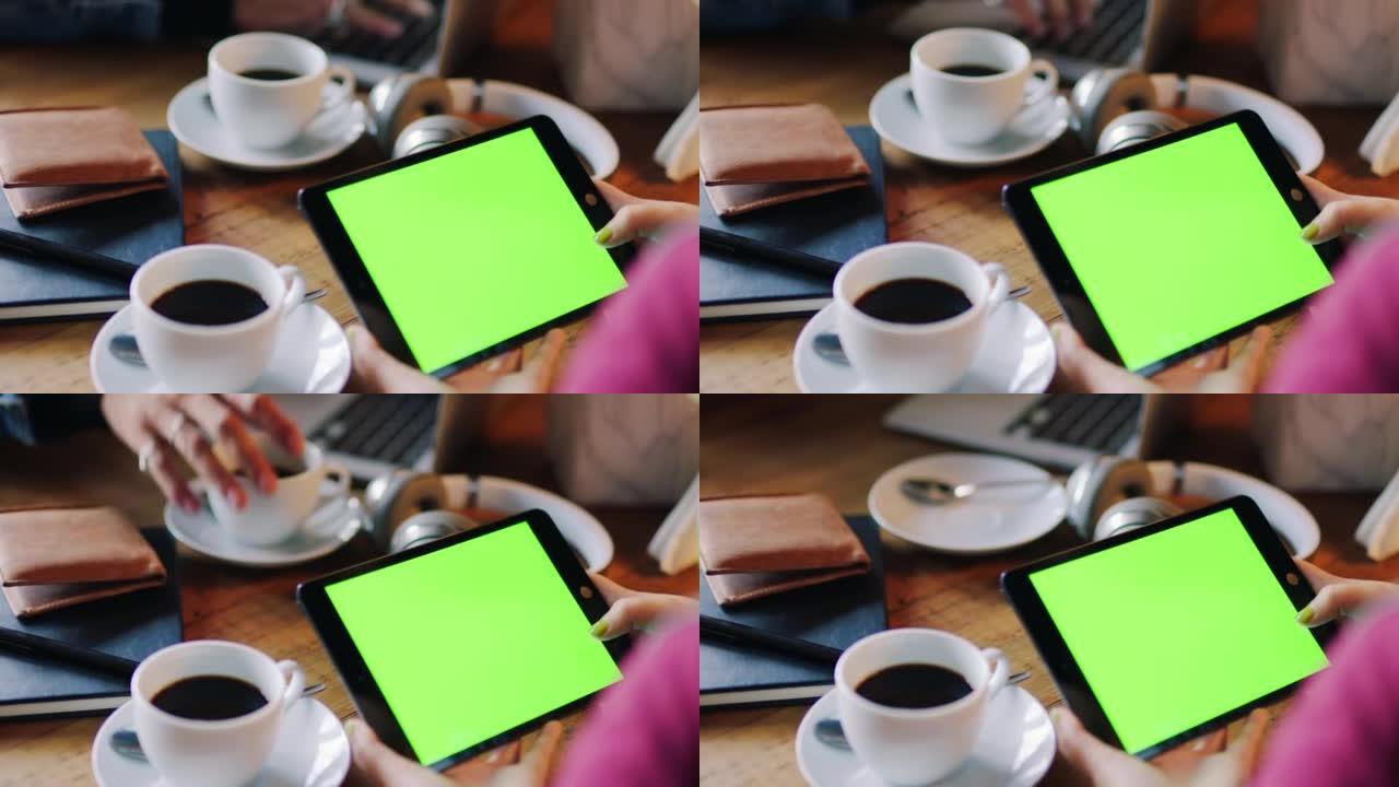 色度键，平板电脑和绿色屏幕，带有咖啡店中一名妇女的显示器的模型。一名女性在咖啡馆看社交媒体、视频流和