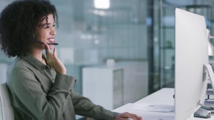 一名年轻女子在现代办公室使用耳机和电脑的4k视频片段
