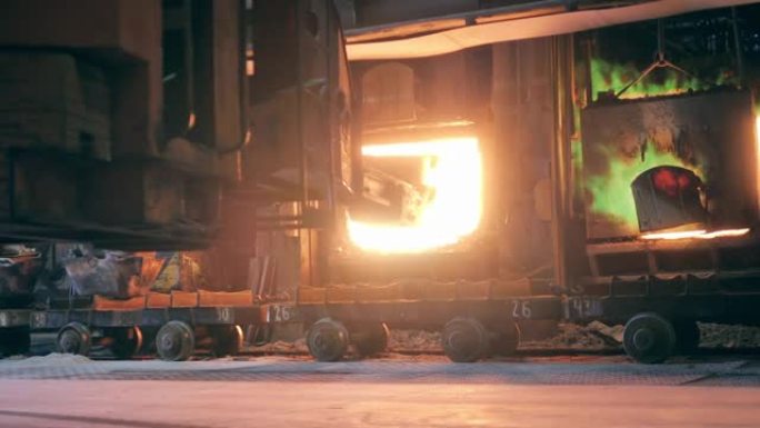 工业机制是将金属装入熔炉