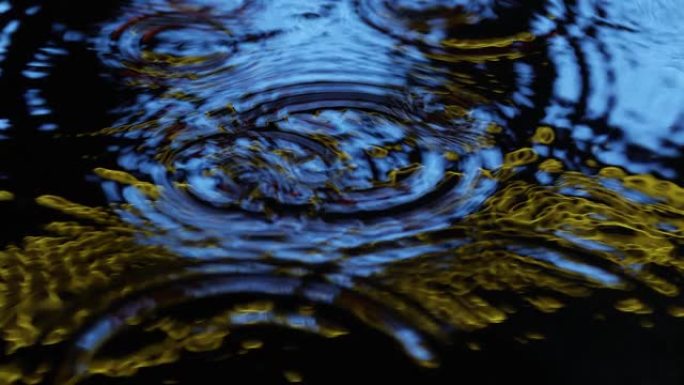 雨天街道反射霓虹灯