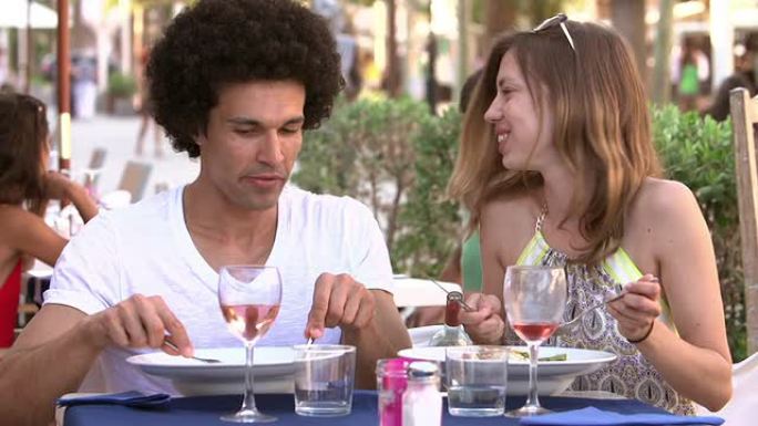 年轻夫妇在户外餐厅用餐