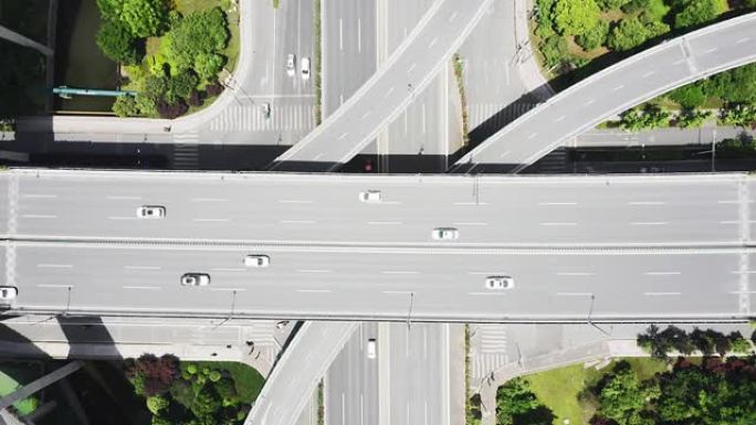 公路路口的鸟瞰图四通八达便捷交通高架桥