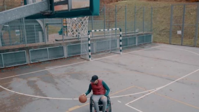 坐在轮椅上打篮球的男子的高角度视角