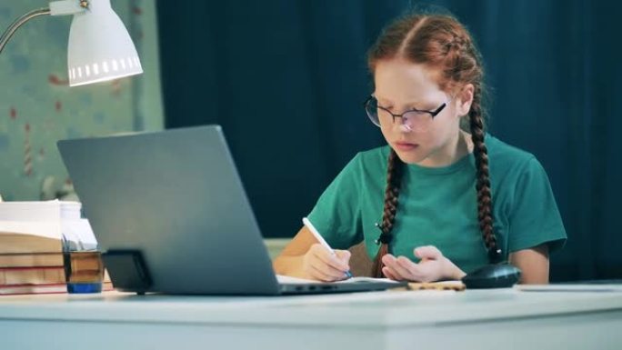 女学生在家使用笔记本电脑在线学习
