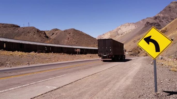 阿根廷安第斯山脉公路上的卡车。