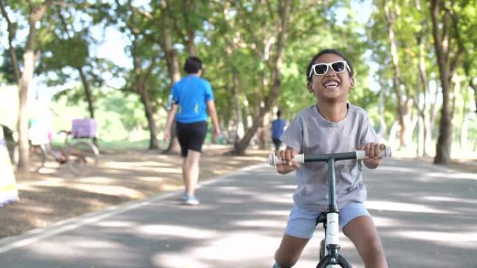 非裔美国男孩在公园骑自行车