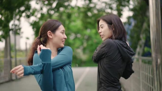两名亚洲体育女性一起锻炼