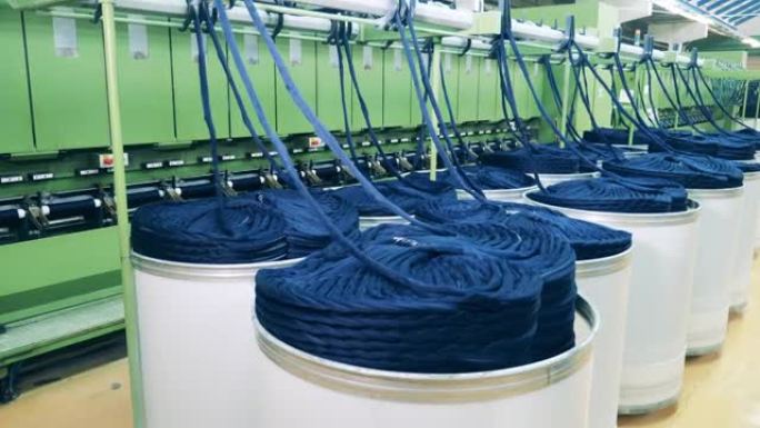 纺织轧机正在退绕纱线搭扣