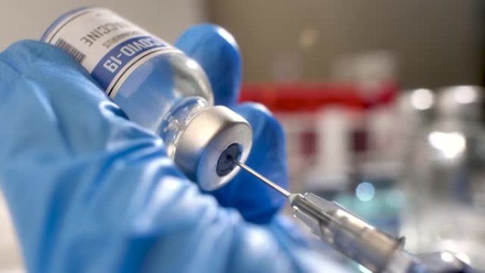 特写医生将疫苗抽到注射器，小瓶，新型冠状病毒肺炎，冠状病毒安瓿，注射