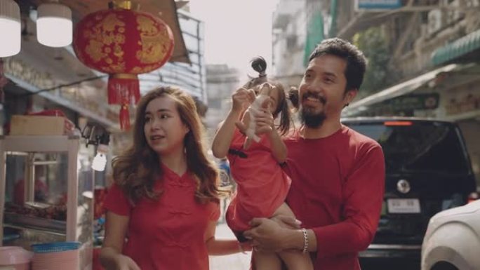 亚洲家庭购物庆祝中国新年。