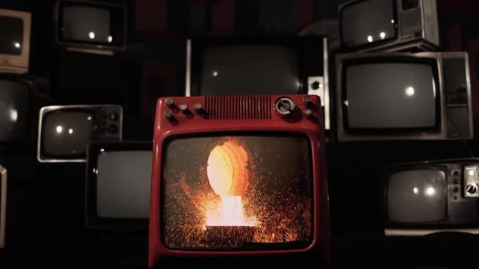 熔融金属倒入钢制铸造厂时会产生火花，如在爆炸的复古电视上所见。