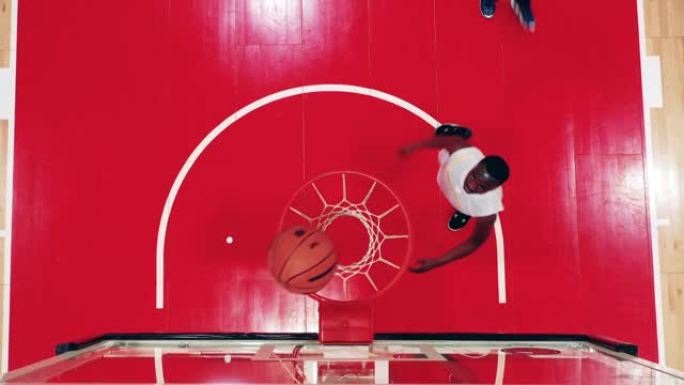 非裔美国人对手的篮球比赛从上方射门