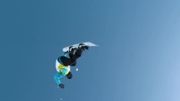 慢动作: 滑雪者从踢脚处跳下来，并进行旋转抓斗。