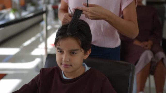 美发沙龙里的拉丁美洲小男孩理发