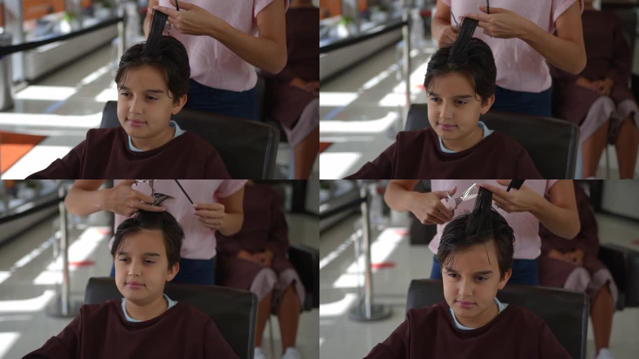 美发沙龙里的拉丁美洲小男孩理发